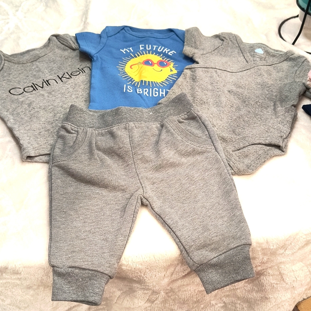 Bundle of baby unisex 3 onesies and 1 jogger in 0-3 months, EUC